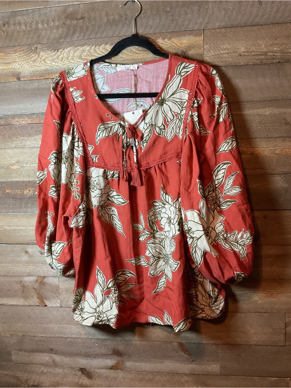 Easel Amanda Floral Top Red Rust Color With Cream-Colored Flowers Medium NWT
